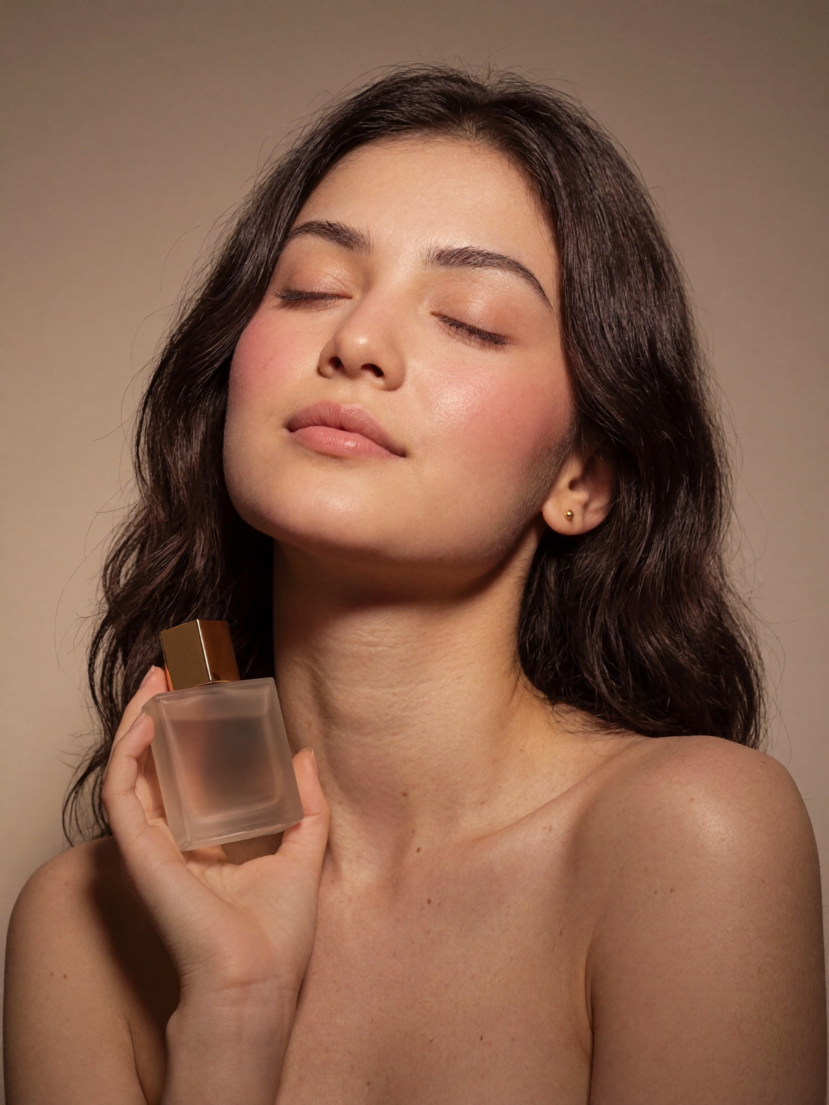 Siya holding a perfume bottle, beauty close-up